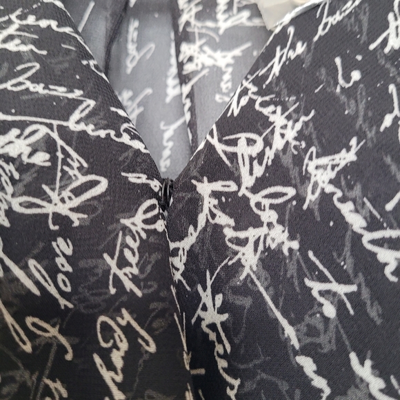 2/$30 🌻 | Reitmans | Script Patterned Blouse - Picture 6 of 16